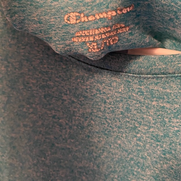 A champion shirt, in an XL. Green in colour. Comes with thumb holes. - Picture 3 of 6